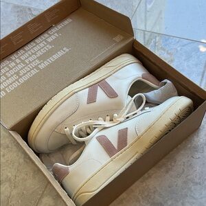 🆕🏷️📦Womens Veja V-12 Mixed Leather Court Sneakers - Size 9